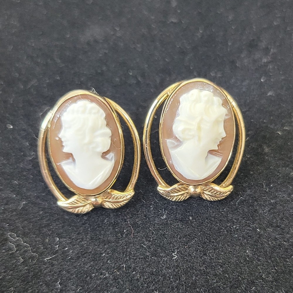 Vintage: Gold-Tone Cameo Earrings with Cream Profile